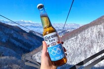 【長野県】野沢温泉スキー場に“焚火バー”が爆誕。コロナビールが仕掛ける「ゴールデンモーメント」とは…