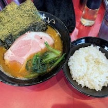 立って食べる家系ラーメン屋「立喰いらぁめん たいせい」が大人気 / しかも高評価