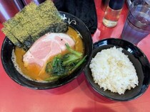 立って食べる家系ラーメン屋「立喰いらぁめん たいせい」が大人気 / しかも高評価