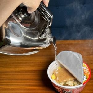 日本推しラトビア人・アルトゥルさんの母親が日本を勘違いする / 赤いきつね→ それ食べて大丈夫な生き物? 捕まらない?