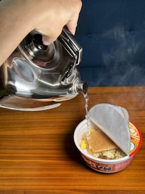 日本推しラトビア人・アルトゥルさんの母親が日本を勘違いする / 赤いきつね→ それ食べて大丈夫な生き物？ 捕まらない？