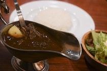 あの味がまた食べられる！ 突如閉店した秋葉原の老舗カレー店「ベンガル」が「カレー専門店B」として新天地・東新宿で復活!!