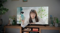 綾瀬はるか、テレビから飛び出して“ハピネシュ”！ 「ハピネスミスト」CMで5つ星ホテルの香りを体感
