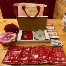 ドムドムハンバーガーとのコラボで大人気！　コメダ珈琲店の2026年の福袋「寿」を買ってみた