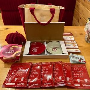 ドムドムハンバーガーとのコラボで大人気！　コメダ珈琲店の2026年の福袋「寿」を買ってみた