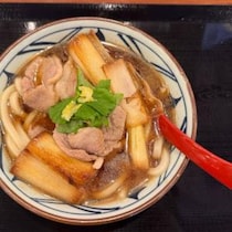 鴨と焼きねぎのうまさがしみる　丸亀製麺の冬の定番「鴨ねぎうどん」を食べてみた