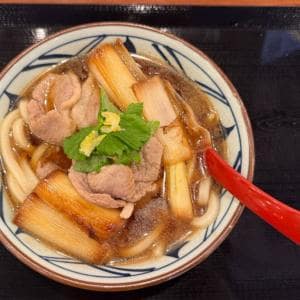 鴨と焼きねぎのうまさがしみる　丸亀製麺の冬の定番「鴨ねぎうどん」を食べてみた