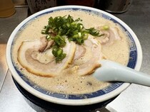 ラーメン屋・箕輪家の「熟成豚骨ラーメン800円」がウマすぎる件→ 3000円ですと言われたら3000円出して食べるレベル