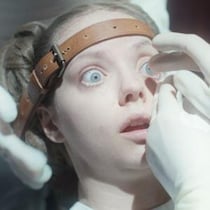 【映像あり】つけまつげを皮膚に“直縫い”、麻酔なしで鼻整形　『アグリーシスター』シンデレラの義姉が挑む３種の美容術［ホラー通信］