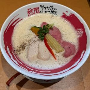 【大阪グルメ】「無限にすすりたい一杯」 大阪・無限ラーメンの牛骨鶏白湯を食べてみた