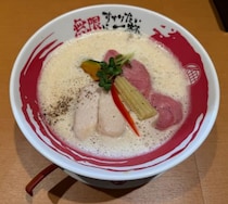 【大阪グルメ】「無限にすすりたい一杯」　大阪・無限ラーメンの牛骨鶏白湯を食べてみた