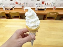 新潟・佐渡島のフェリー乗り場で食べられる佐渡ソフトクリームが美味しい件