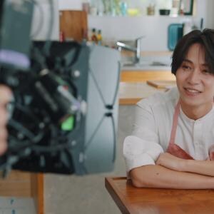 timelesz橋本将生さんが初の単独CM出演！「ハレの日」に作るモッツァレラ料理を手際よく調理する姿も