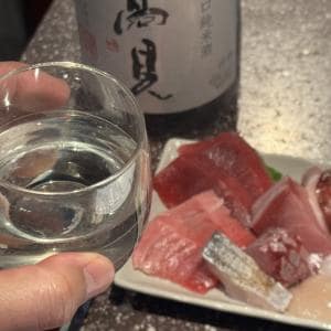 東京・神田の立ち飲み屋「ちぇけ」のお通しの刺身がお通しなのに最高すぎた件