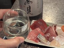 東京・神田の立ち飲み屋「ちぇけ」のお通しの刺身がお通しなのに最高すぎた件