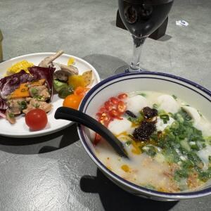 【クレカで無料の空港ラウンジに行く】香港でメシ食べる場所に困ったら香港空港のラウンジに行くとイイよ→ 本格的な香港式ラーメン食べられる