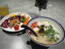 【クレカで無料の空港ラウンジに行く】香港でメシ食べる場所に困ったら香港空港のラウンジに行くとイイよ→ 本格的な香港式ラーメン食べられる