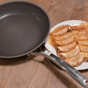 “こびりつきにくさ”への圧倒的自信から10年保証付きのPFASフリーフライパン『コレール』で餃子、目玉焼き、パンケーキを調理した