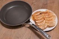 “こびりつきにくさ”への圧倒的自信から10年保証付きのPFASフリーフライパン『コレール』で餃子、目玉焼き、パンケーキを調理した