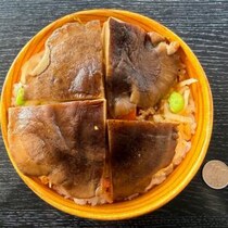 しいたけデカすぎィ！　京王百貨店・有名駅弁と全国うまいもの大会で「深山農園太鼓判 圧倒的、瀬戸内しいたけちらし寿司」を買ってみた