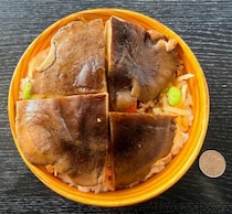 しいたけデカすぎィ！　京王百貨店・有名駅弁と全国うまいもの大会で「深山農園太鼓判 圧倒的、瀬戸内しいたけちらし寿司」を買ってみた