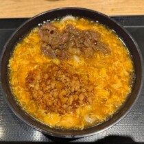牛肉と合わせそぼろがしみじみ旨い　丸亀製麺の期間限定「肉がさね玉子あんかけうどん」を食べてみた