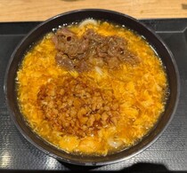 牛肉と合わせそぼろがしみじみ旨い　丸亀製麺の期間限定「肉がさね玉子あんかけうどん」を食べてみた