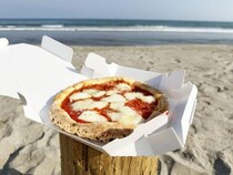 【静岡県湖西市】おそらく日本でいちばん海に近い「焼きたてピザが食べられるセブンイレブン」がココ