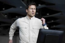 鉄骨ダッシュ、断崖絶壁クライミング… デスゲーム出場を懸けたイカれた試練の数々が明らかに！ 「ランニング・マン」選定試験の全貌を捉えた本編映像