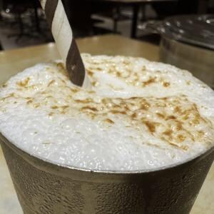 インドのラッシーに詳しい人に教えてもらいたいのですが日本のラッシーに泡がないのはなぜですか