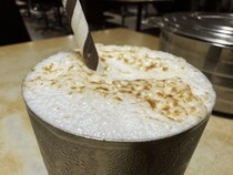 インドのラッシーに詳しい人に教えてもらいたいのですが日本のラッシーに泡がないのはなぜですか