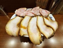 【東京グルメ】新橋で絶対に食べるべきラーメン / ラーメンニキのハイブリッドチャーシュー醤油豚骨