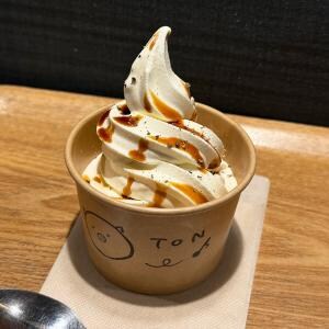 JR帯広駅で見つけた『豚丼ソフト』が想像の斜め上だった件「タレをかけたソフトクリームかと思いきや！」