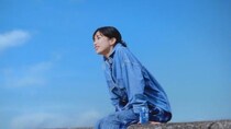 河合優実が海辺で「上を向いて歩こう」を口ずさむ！ サントリー生ビール新CM