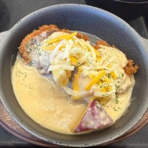 「松のや」でシュクメルリとチキンかつがコラボ! 人気すぎて終売となる店舗も続々 食べたい方はお早めに!