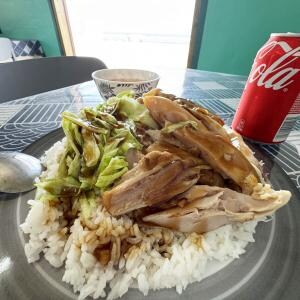 ナウル共和国の食堂で「チキンレタスぶっかけ飯」を食べた話