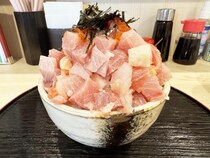 【グルメ情報】たった1000円なのにデカ盛りで「さらにおかわり可能な海鮮丼」が最高すぎる件 / 東京・神田 魚匠屋のランチ