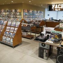 日本で新品のアナログレコードを買うインバウンド客