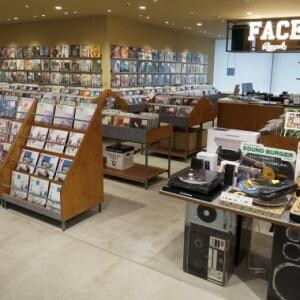 日本で新品のアナログレコードを買うインバウンド客