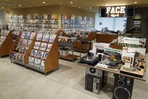 日本で新品のアナログレコードを買うインバウンド客