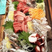 おそらく東京・新橋で一番刺身がスゴイ立ち飲み居酒屋「城喜元」に行ってみた→ これ1人前が約1000円って思えない