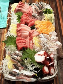 おそらく東京・新橋で一番刺身がスゴイ立ち飲み居酒屋「城喜元」に行ってみた→ これ1人前が約1000円って思えない