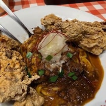 デカい唐揚げ“鶏排”が２個も！　スパゲッティーのパンチョ・ますぶちさちよさんとのコラボ「牛豚鶏三種の台湾風肉山スパ」を食べてみた