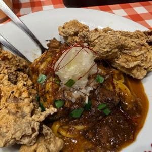 デカい唐揚げ“鶏排”が２個も！　スパゲッティーのパンチョ・ますぶちさちよさんとのコラボ「牛豚鶏三種の台湾風肉山スパ」を食べてみた