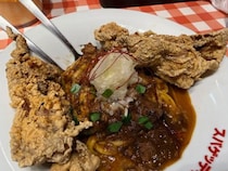 デカい唐揚げ“鶏排”が２個も！　スパゲッティーのパンチョ・ますぶちさちよさんとのコラボ「牛豚鶏三種の台湾風肉山スパ」を食べてみた