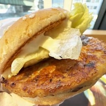【マクドナルド】てりやきマックバーガーを美味しく食べる方法をラーメン店「でぶちゃん」甲斐シェフが公開→ ネットで大絶賛