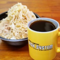 【グルメ裏技】ラーメン二郎のラーメンと一緒に無糖コーヒーを飲むとメチャクチャ美味しくなる