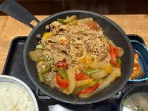 濃いめの味でご飯がすすむ！ 吉野家の期間限定「鉄板牛プルコギ定食」を食べてみた　2025年とはお肉が違う？