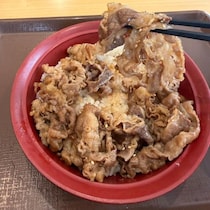 「にんにくの旨みとリンゴの甘みが詰まった特製だれ」 すき家で「牛カルビ焼肉丼」が今年も復活！ ちょっと食べてみた
