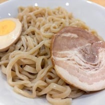 煮干しがガツン！ 名店「とんちぼ」の濃厚つけめんをチルド麺で再現！